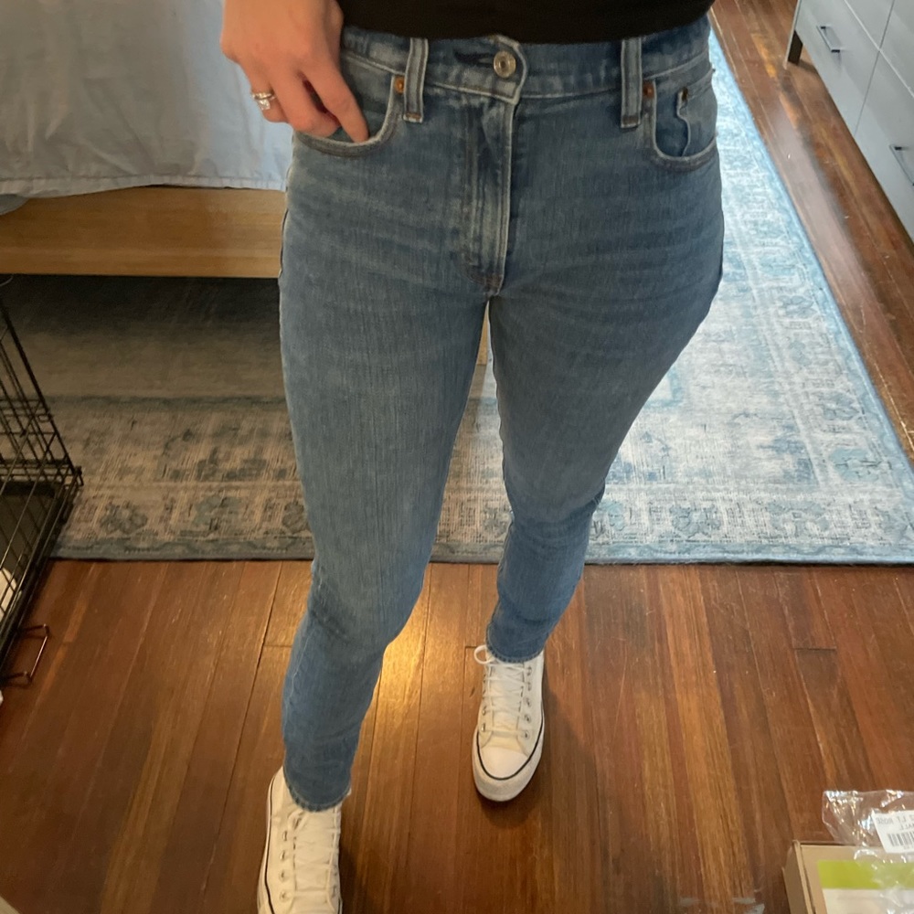 Abercrombie Women's High Rise Skinny Jean in Medium Wash, Size 23